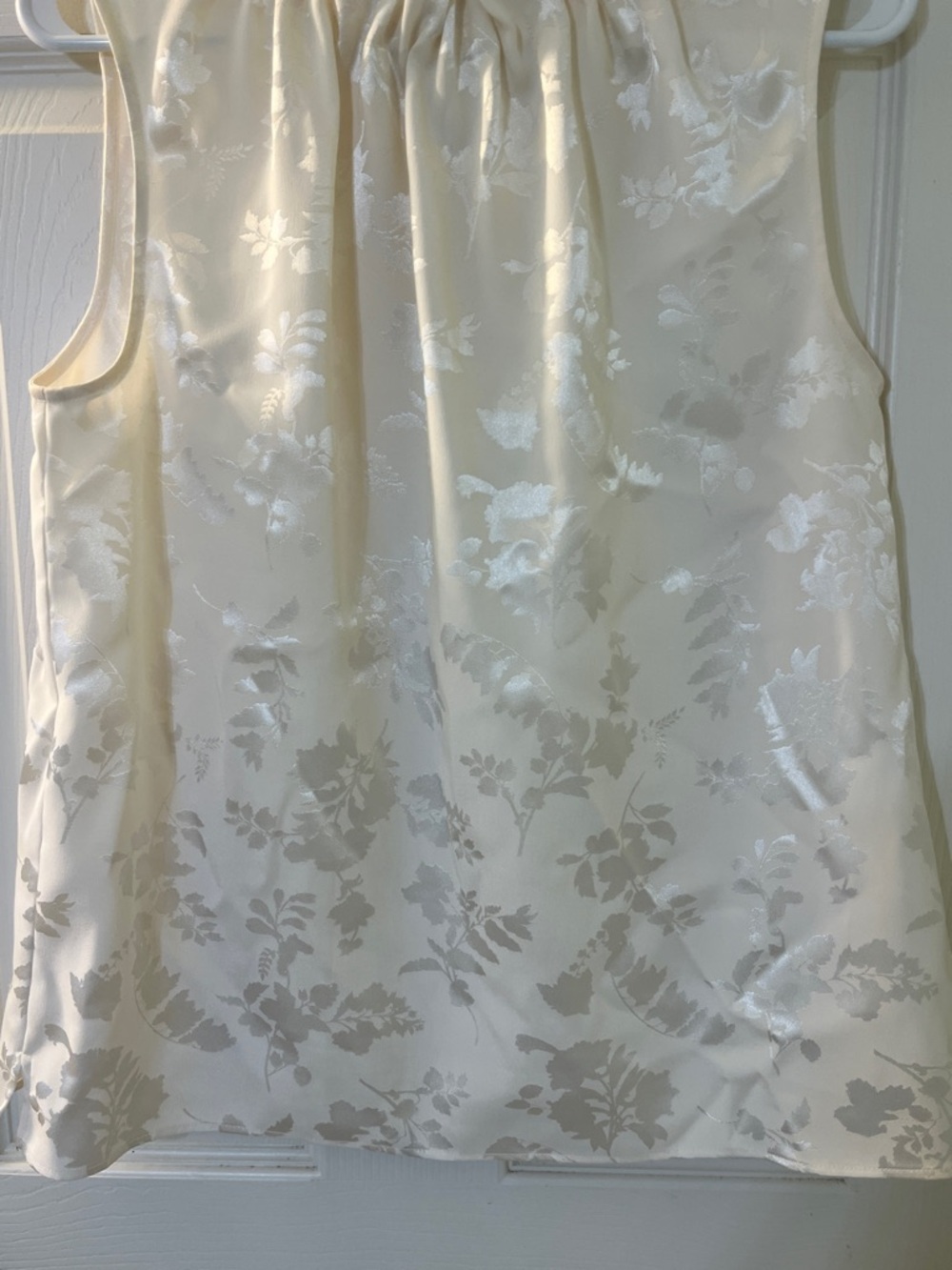 Sleeveless Cream Floral Jacquard Top - Picture 4 of 11